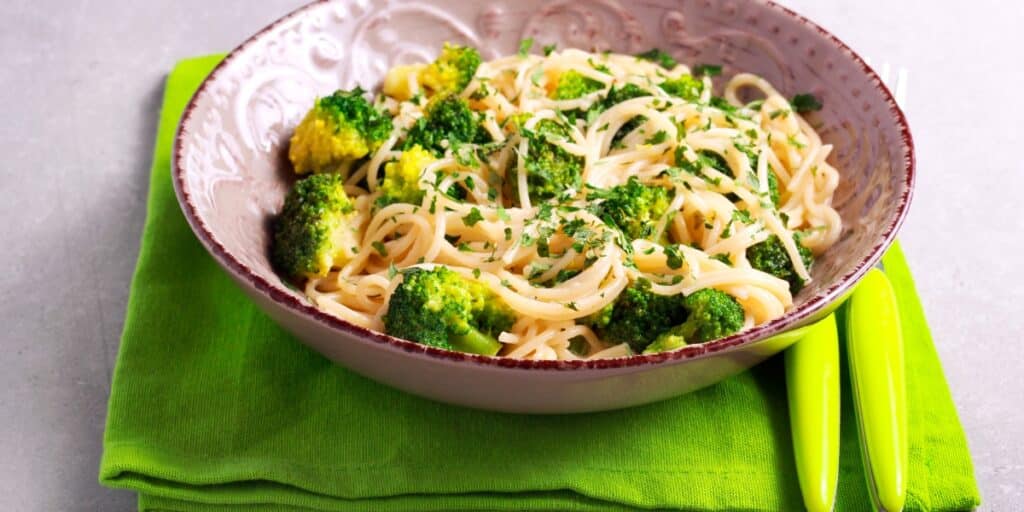 Scopri come trasformare i semplici broccoli in un piatto di pasta squisito: la Pasta ai Broccoli Arriminati. Un gustoso viaggio nel cuore della Sicilia!